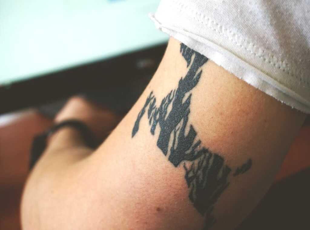 tatuaje goku silueta